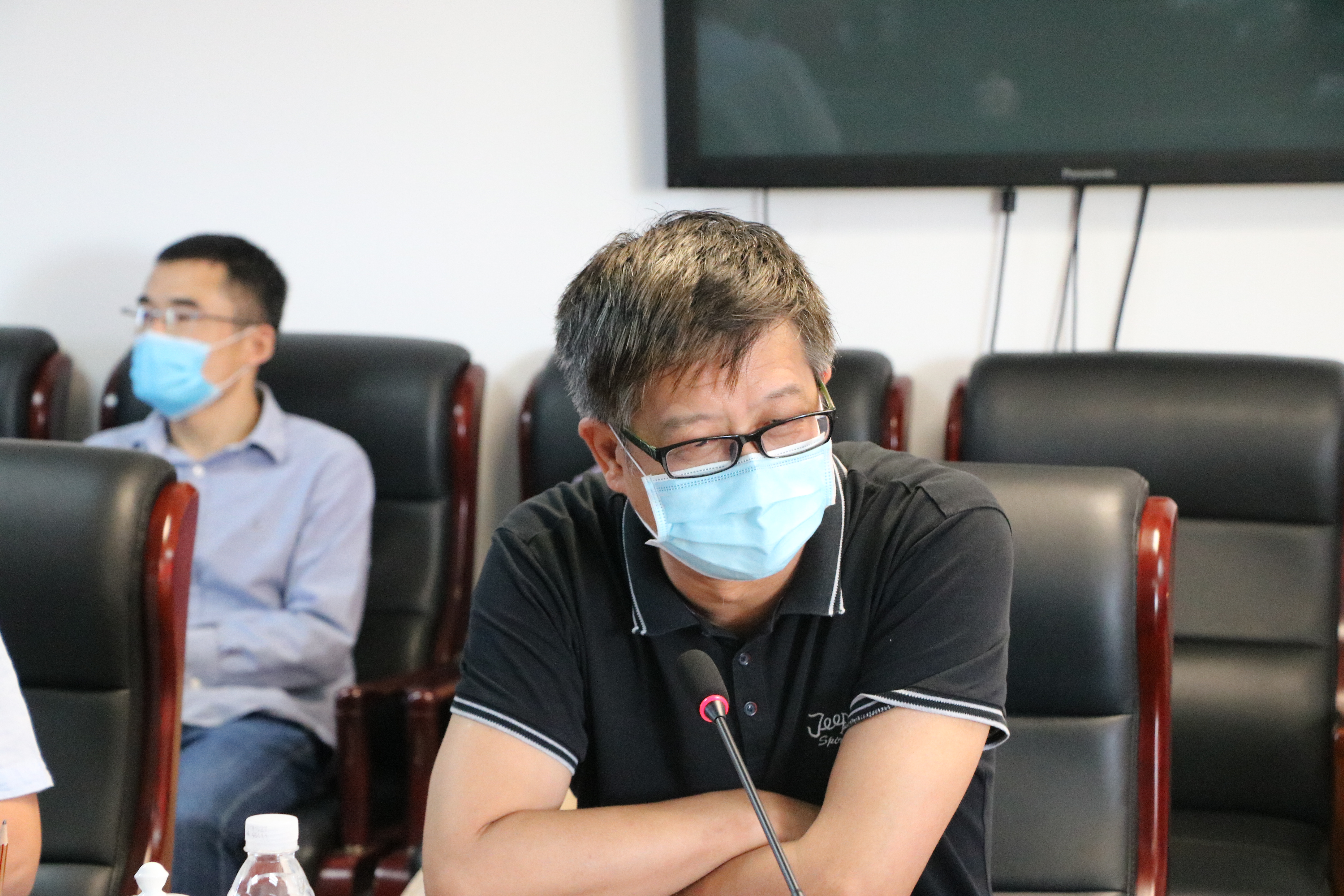 陈险峰副校长主持会议